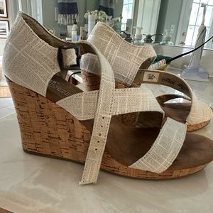 TOMS SHOES WEDGE SIZE 8